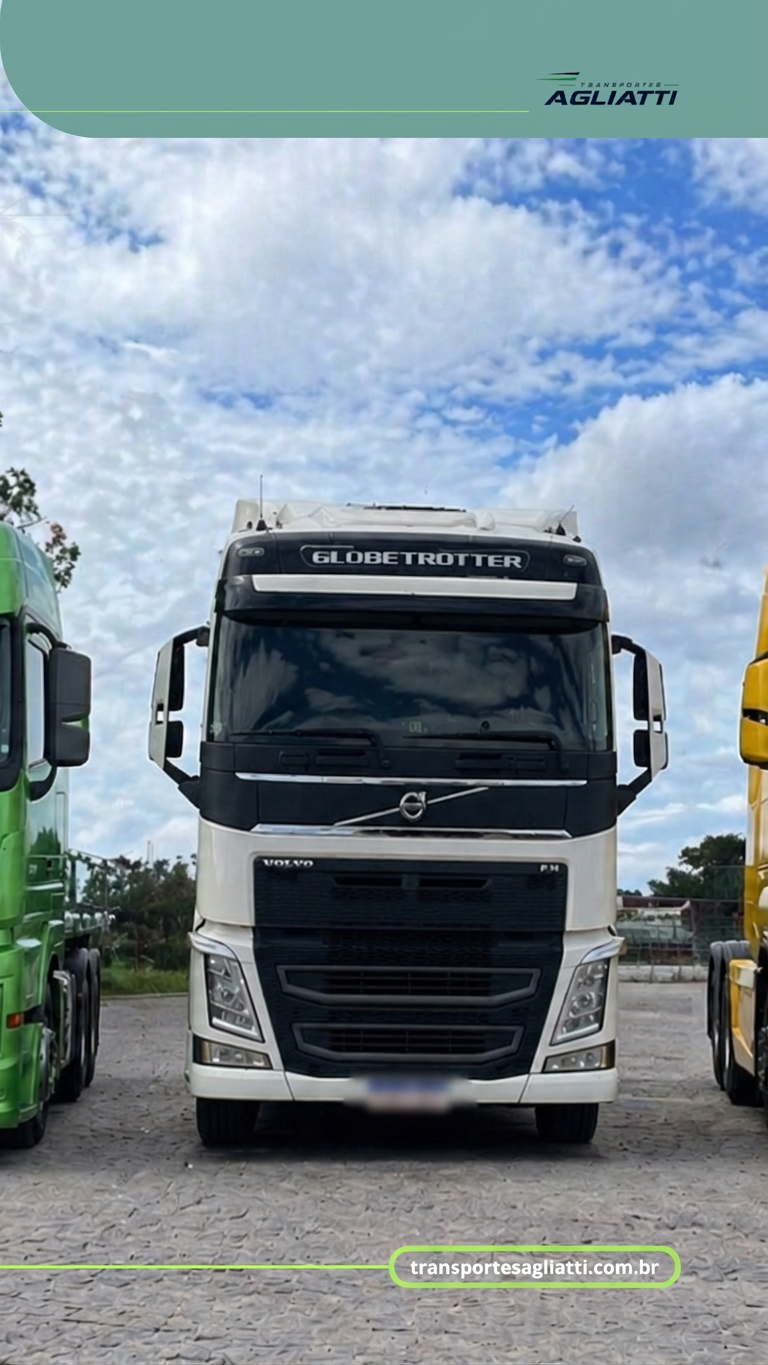 Caminhão Volvo FH Globetrotter branco da frota Agliatti