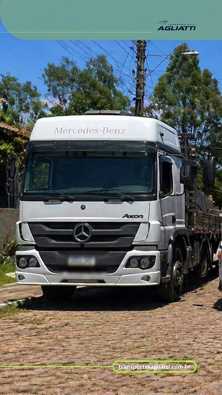 Caminhão Mercedes-Benz Axor branco da frota Agliatti
