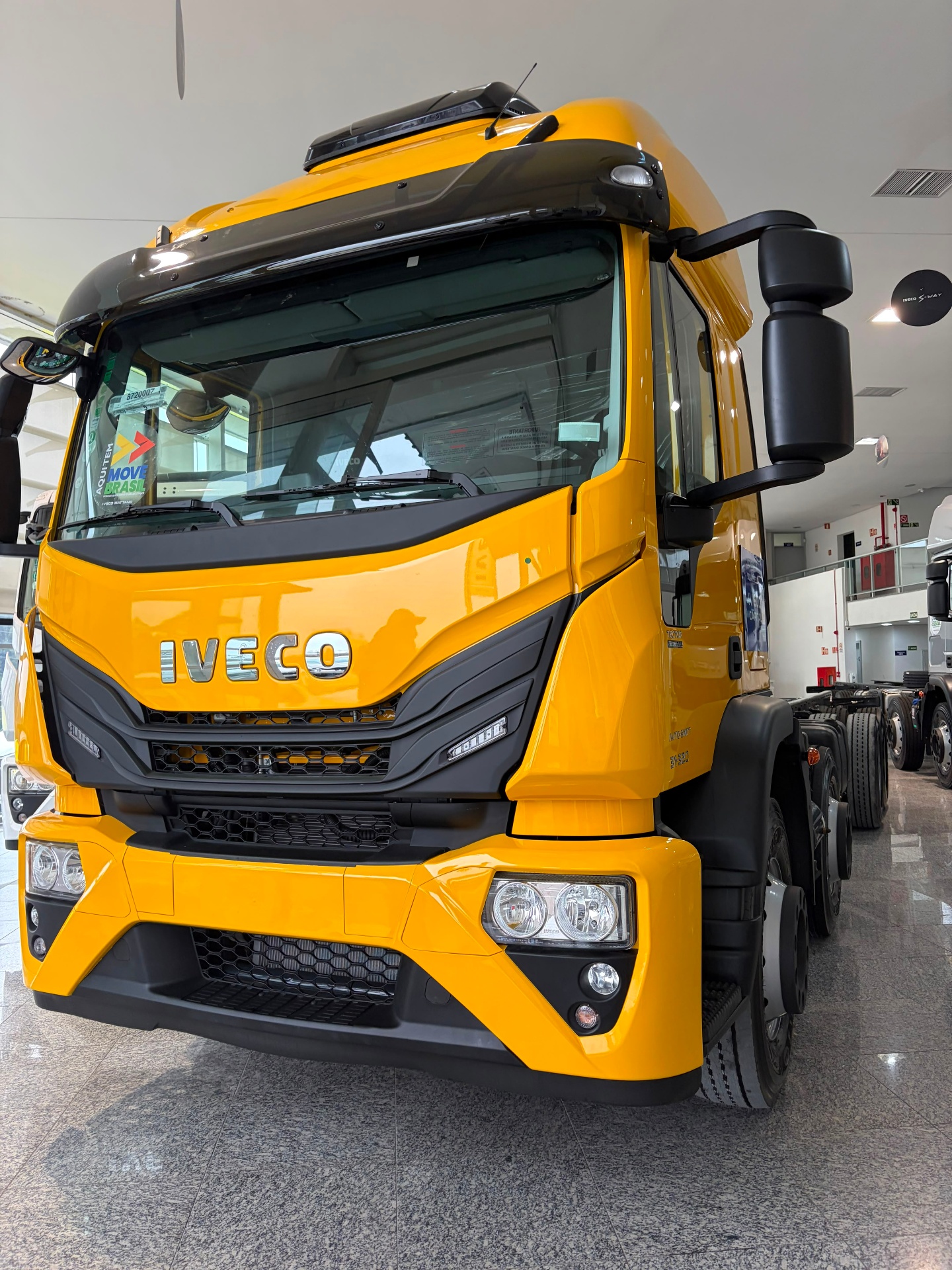 Caminhão Iveco amarelo novo da frota Agliatti