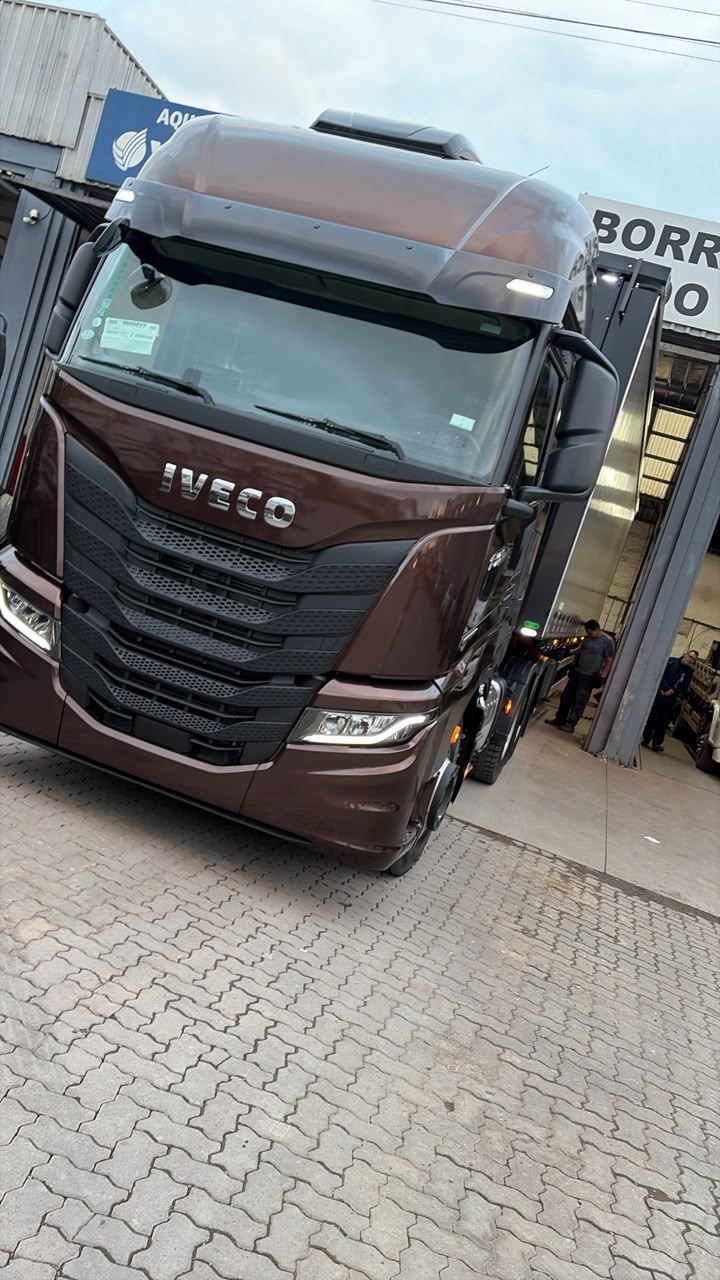 Caminhão Iveco S-Way marrom da frota Agliatti